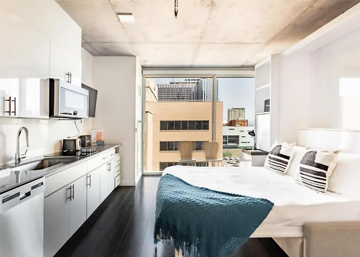 Apartment Boulevard Highrise Stu Sky Pool Parking Gym 33 *
