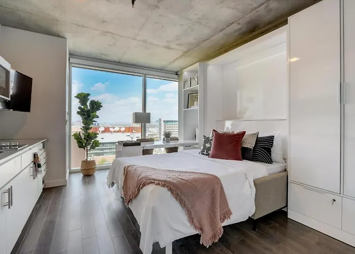 Apartment Boulevard Highrise Stu Sky Pool Parking Gym 33 *